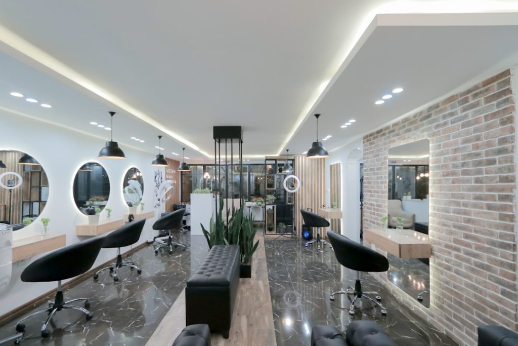 Eleganckie wn臋trze salonu fryzjerskiego z fotelami i lustrami